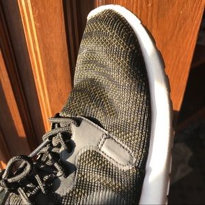 black gold nike roshe runs